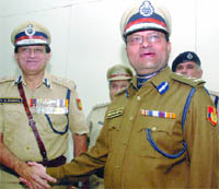 Outgoing police commissioner Y.S. Dadwal (L) with his successor B.K. Gupta at the Delhi Police Headquarters