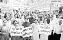 Activists of the RSS hold a protest in Karnal on Wednesday against the governments alleged conspiracy to link the group with a terror outfit and the use of the term "saffron terrorism