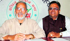 TS Aswal, president of the Akhil Garhwal Sabha (left), addresses a press conference in Dehradun on Wednesday.