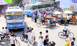 As the Karnal bus stand is located right in the middle of the city, such traffic chaos is seen there on most days