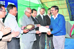 Uttarakhand Assembly Speaker Harbans Kapoor presents Innovation Award to Hemendra Gupta from SPECS in Dehradun