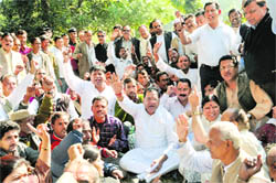 Yashpal Arya, Congress chief, sits in a dharna with SSB guerrillas in Dehradun 