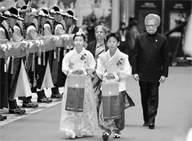 The Prime Minister, Dr Manmohan Singh and Mrs Gursharan Kaur at the National Museum of Korea in Seoul on the first day of the G20 Summit.