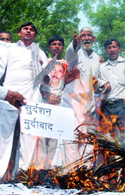 Haryana Congress activists burn the effigy of KS Sudarshan at Jantar Mantar in New Delhi on Friday.