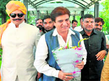 Raj Babbar, MP, being welcomed by Congress leaders in Haridwar on Saturday
