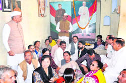Former UP Cabinet minister Ram Singh Saini addresses Congress workers in Haridwar on Sunday