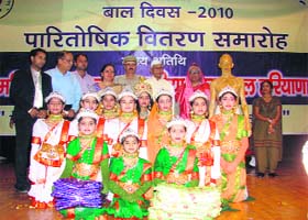 Governor Jagannath Pahadia along with the children who participated in the Children's Day function in Panipat