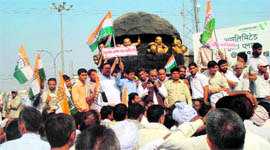 Congress workers hold a demonstration in protest against former RSS chief K. Sudershans remarks against Sonia Gandhi at Fatehabad.