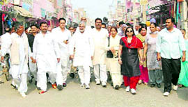 Congress workers hold a demonstration in protest against former RSS chief K. Sudershans remarks against Sonia Gandhi at Kaithal.