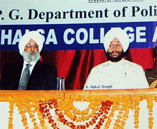 Iqbal Singh, Lt Governor of Puducherry, at the national seminar at Khalsa College 