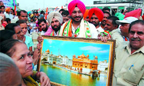 Residents present a souvenir to Punjab Youth Congress president and Anandpur Sahib MP Ravneet Singh Bittu during his Nav Inquilab Pad Yatra in Bathinda city on Tuesday.
