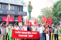 Activists of the Communist Party of India and the Communist Party of India-Marxist pay homage to Shaheed Kartar Singh Sarabha in Ludhiana.