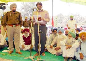 SDM NS Brar reads the conditions of the agreement finalised between the the protesting farmers and the state government, at Mansa