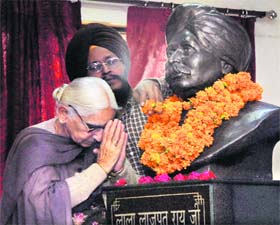 A woman pays tributes to Lala Lajpat Rai on his martyrdom day at Gulab Devi Nursing College, Jalandhar