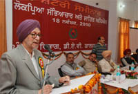 Noted litterateur Gurdial Singh speaks at the concluding day of the seminar at the DAV College, in Bathinda 