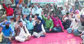Rice millers stage a dharna outside the office of Food and Civil Supplies Department at Kapurthala