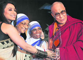 Bollywood actor Rani Mukherjee with sisters from Missionaries of Charity present Mother Teresa International Award for Social Justice to His Holiness the Dalai Lama in New Delhi.