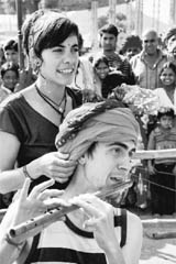 Foreign tourists take part in a turban-tying competition during the Pushkar Fair in Ajmer on Thursday.