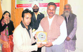 Yudhishter Puran Singh of iCARE being given an award for his tree conservation efforts at the Nimbu-Amla Festival in Dehradun on Friday.
