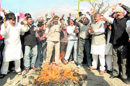 Congress workers burn an effigy of the state BJP government in Dehradun on Friday