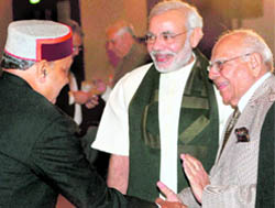 Chief Minister PK Dhumal shakes hands with Supreme Court lawyer Ram Jethmalani as Gujarat CM Narendra Modi looks on, during the State of the States Conclave 2010, in New Delhi on Friday