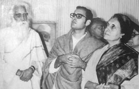 (L-R) Sobha Singh, Sanjay Gandhi and Indira Gandhi in one of the photographs displayed at the Punjab Kala Bhawan
