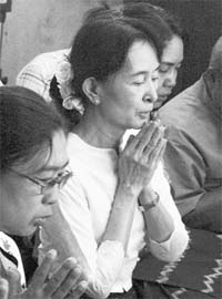 Myanmars Aung San Suu Kyi pays respects to doyen politicians in Yangon