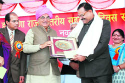 Chief Minister BS Hooda confers the Sehkar Rattan Award on Jagjit Sangwan, Administrator, HAFED, in Jhajjar