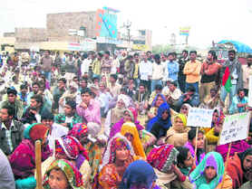 Protesting activists of the BKU (Krantikari) block traffic on the Abohar-Fazilka road on Monday. Photo by writer