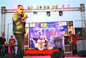 Vocalist Suraj Jagan performs at Gyan Manthan, a techno fest, at Lovely Professional University in Phagwara