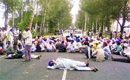 Farmers stage dharna on the Ludhiana-Chandigarh road near Khamano against trucks being wrongly parked outside a rice mill