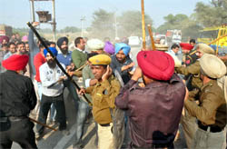 Cops resorting to lathi-charge the protesting rural veterinary officers near Jodhpur Romana village in Bathinda on Wednesday
