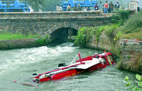 Five persons were injured when a Delhi Fire Service engine fell into the Bawana canal on Thursday. It had gone there to rescue a Scorpio car that had skidded into the same canal.