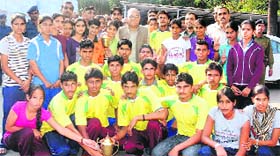 Chief Minister Bhupinder Singh Hooda poses with players for their success in the National Youth Throwball Championship held at Maddur in Karnataka