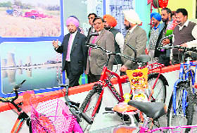Punjab industries minister Manoranjan Kalia (centre) with his department secretary SS Channy (left) at the Punjab Pavilion at the International Trade Fair in New Delhi.
