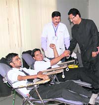 Senior Congress leader Suryakant Dhasmana chats with students at the Law College in Dehradun on Friday. 