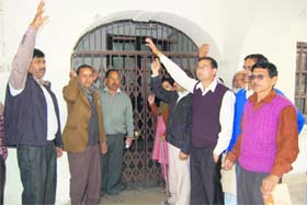 Collectorate employees demonstrate in Dehradun