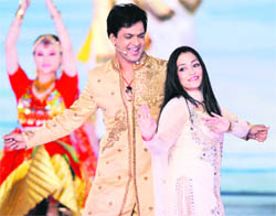 Indian singers Tanya Gupta (R) and Rave Triphti (L) perform during the closing ceremony for the 16th Asian Games in Guangzhou on Saturday.