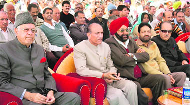 Union Minister for New and Renewable Energy Farooq Abdullah (extreme left) and PCC chief Saif-ud-Din Soz (extreme right) pay tributes to late Thakur Baldev Singh Chib, elder brother of Minister of Medical Education and Sports RS Chib at RS Pura on Sunday. 
