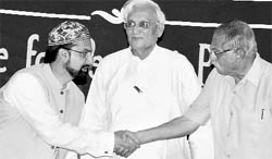 All-Party Hurriyat Conference Chairman Mirwaiz Umar Farooq (L) shakes hands with former Army chief General Shankar Roy Chowdhury (R) as Chairman of Centre for Peace and Progress, O P Shah looks on during a discussion on 'J&K-The way out', in Kolkata on Sunday.