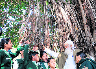 Environmentalist Sunder Lal Bahuguna with his wife Vimla Bahuguna, leaning on his shoulder, narrate a tale of green trees to students for better living at Sector 46 in Chandigarh on Monday.