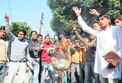 Law students burn an effigy of the Garhwal University authorities in Dehradun on Wednesday.