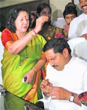 Andhra Pradesh Chief Minister N Kiran Kumar Reddy being blessed by Cabinet colleague J Geetha Reddy while taking charge at Hyderabad on Wednesday.