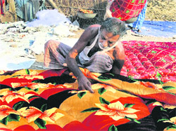As the mercury takes a dip with each passing day, this Ludhiana quilt-maker has his hands full but hes not complaining. After all, there is no better time for business!