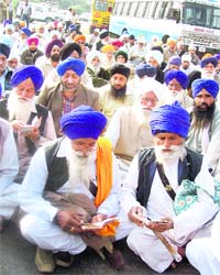 Volunteers of the HSGPC (ad hoc) recite path near Gurdwara Chhevin Patshahi in Kurukshetra