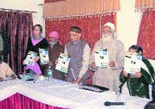 Environmentalist Sunderlal Bahuguna and participants at a workshop 
