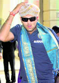 Yuvraj Singh wears a traditional Mysore peta as he arrives in Mysore on Sunday for the 4th ODI against New Zealand