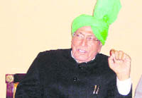  Former Chief Minister Om Prakash Chautala addresses mediapersons in Sirsa on Monday. 