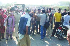 Residents protest against dumping of garbage on Musapur Road in Nawanshahr