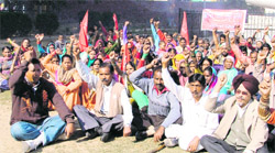 Jhuggi dwellers stage a protest at the mini-secretariat in Ludhiana 